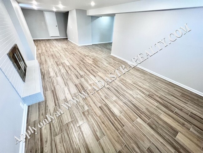 Building Photo - Spacious Shawnee Duplex-Available NOW!!