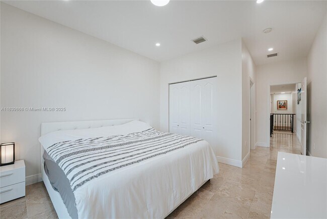 Building Photo - 2766 SW 33rd Ave
