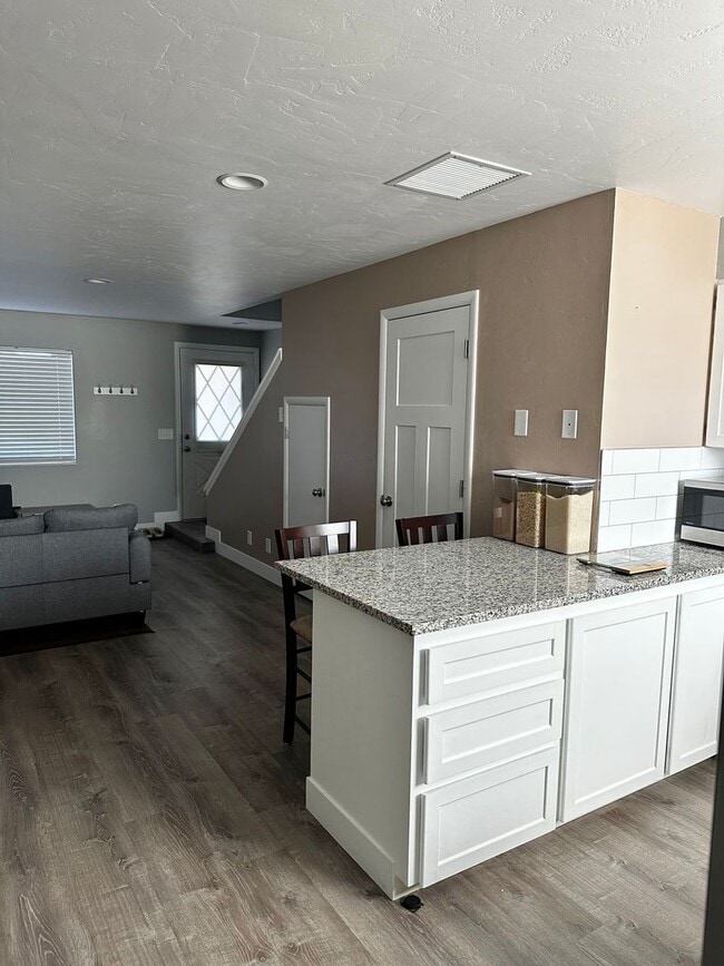 Building Photo - Beautifully Updated 2 Bed Townhome with Pool Access