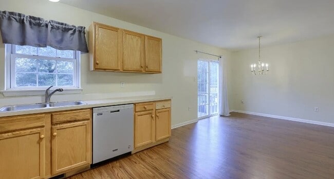 Building Photo - Updated Townhome available now!
