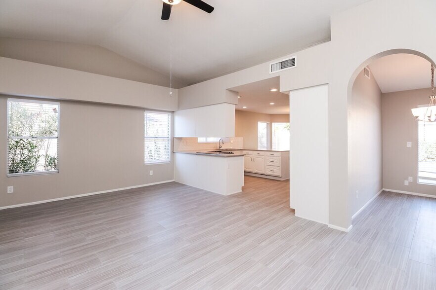 Building Photo - 8014 W Aster Dr