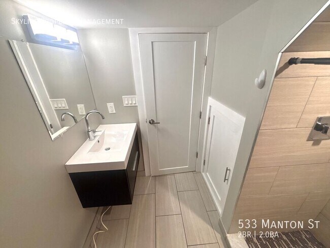 Building Photo - 533 Manton St