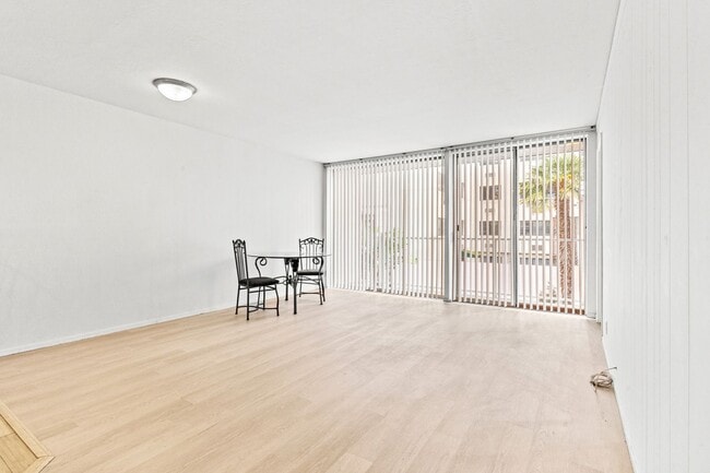 Building Photo - Lake Merritt Living: 1 Bed Condo with Balc...