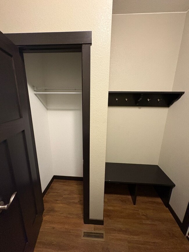 Building Photo - PRICE REDUCED!!! 4 bed / 3 bath Twinhome for Rent!