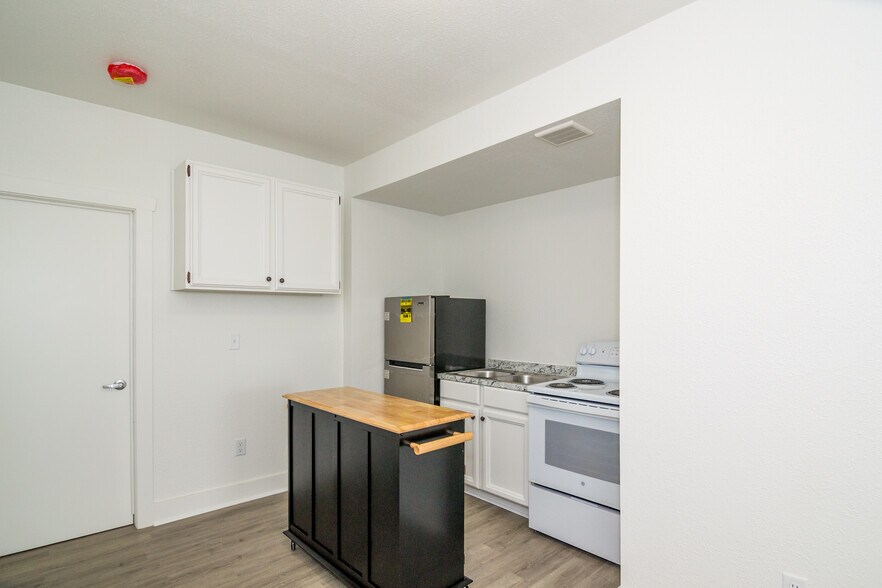 Kitchen - 558 W Fremont St