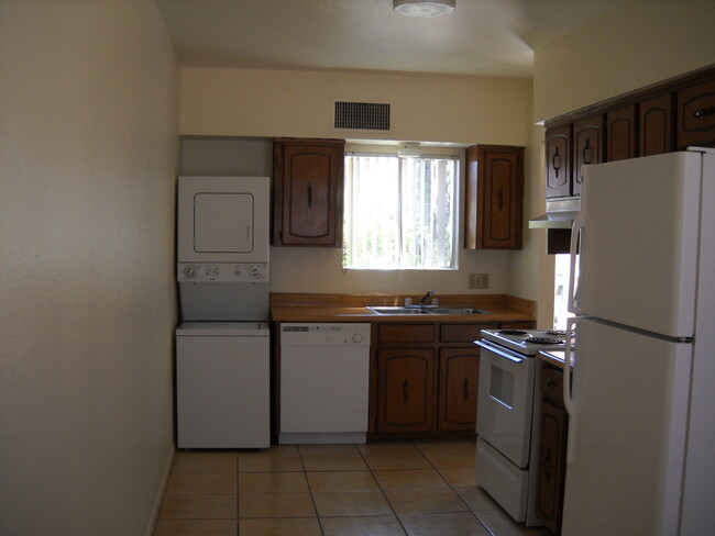 Building Photo - Cute unit in four plex