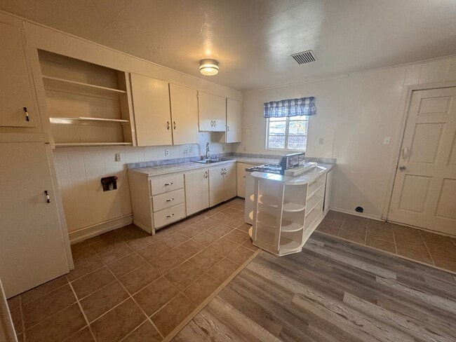 Building Photo - Single Family Residence