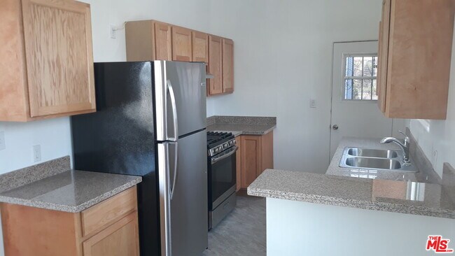 Building Photo - 5017 S Crenshaw Blvd