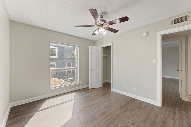 Building Photo - 5005 Manor Rd