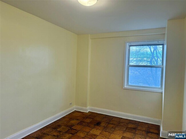 Building Photo - 39 E 39th St