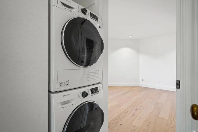 Building Photo - Beautifully updated Seminary Condo near Ri...
