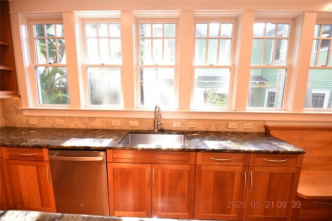 Building Photo - 810 S Packwood Ave