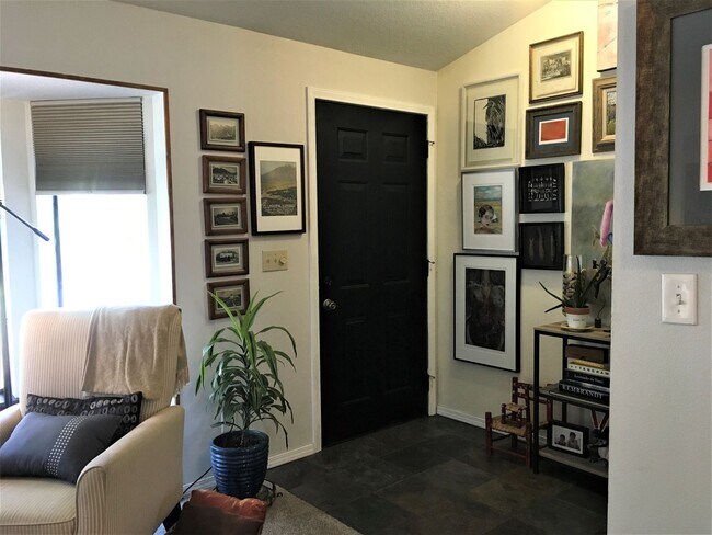 Building Photo - Charming Split Level in NE Bend - HUGE Yard!