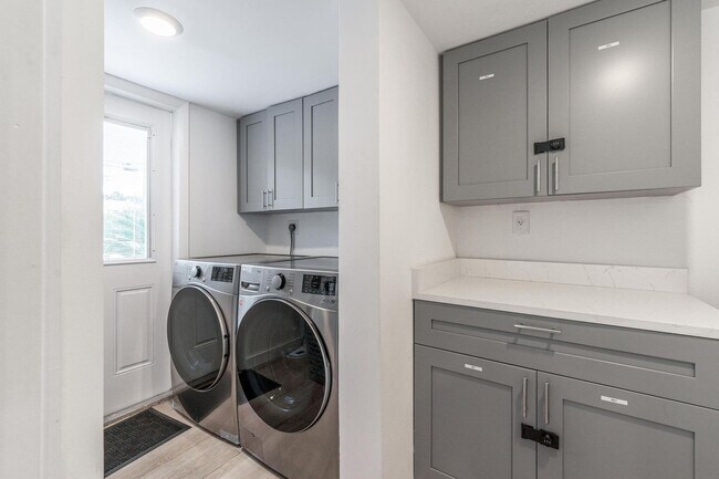 Building Photo - 809 SW 14th Ct