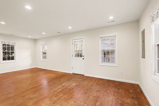 Building Photo - Cozy Cottage in Downtown Fredericksburg