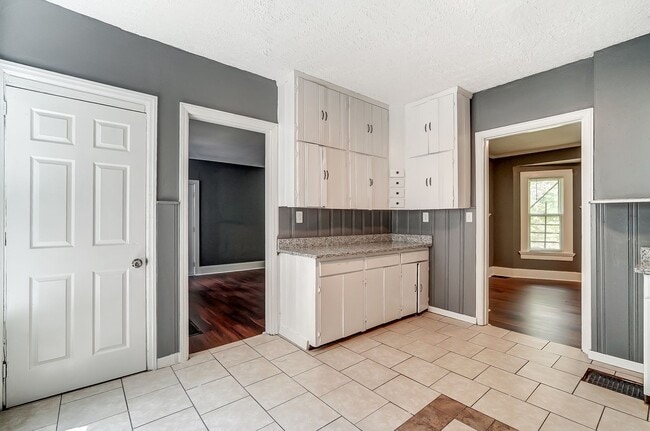Building Photo - Spacious Three Bedroom in Dayton!