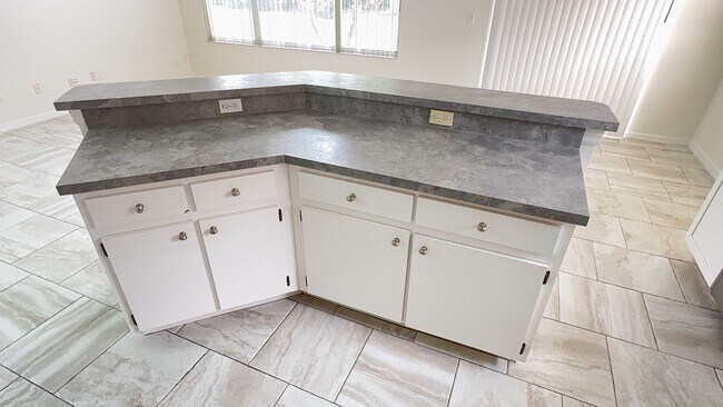 Building Photo - Come see this beautiful 3 bedroom, 2 bath, 2 car garage home for rent near Citrus Park Mall!