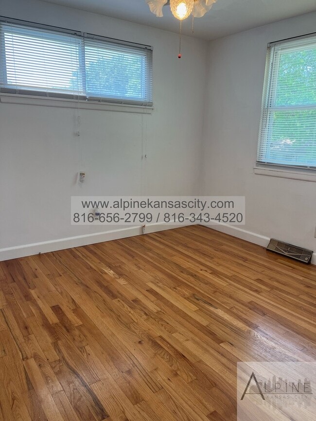 Building Photo - Ranch Home Near Gladstone!