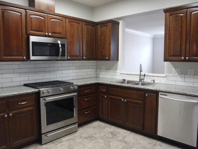 Building Photo - Great 4 Bedroom Condo With Upgrades! Highland Park Subdivision