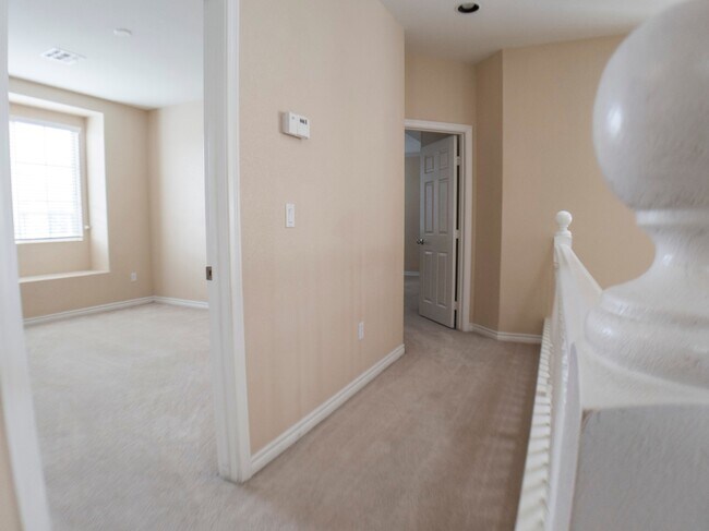 Building Photo - 3 BEDROOM, 3 BATHROOM, 2 CAR GARAGE, COMMU...