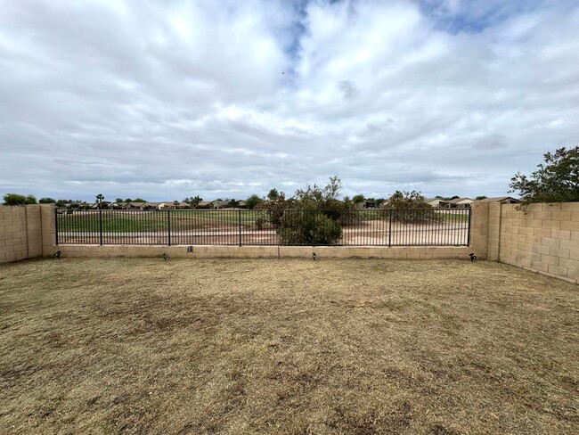Building Photo - 3 bedroom plus den, 2 bath, on the golf co...