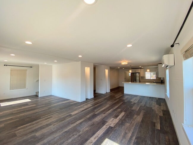 Building Photo - Gorgeous remodeled 4 bed 2.5 bathroom home!