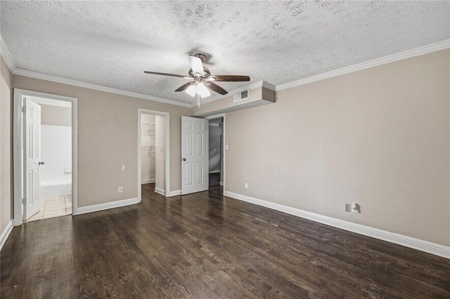 Building Photo - 21 Delmont Dr NE