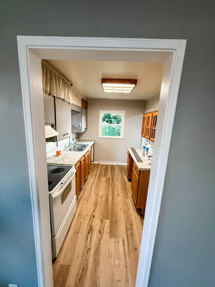 Building Photo - 903 38th St SE