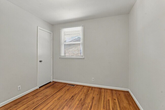Building Photo - 634 James Ave