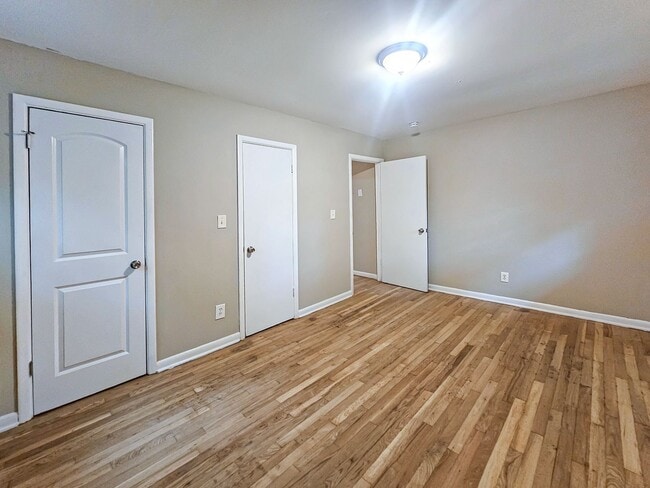 Building Photo - Spacious 4 Bedroom Home Near University Av...