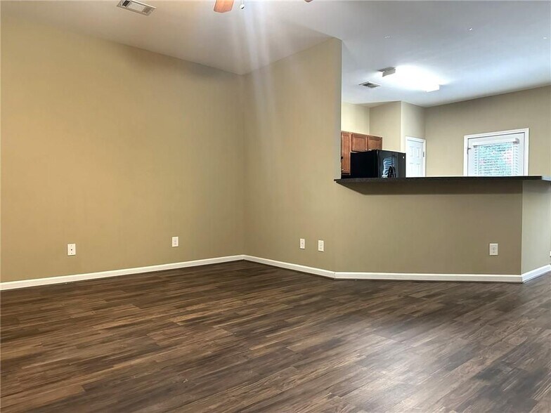 Building Photo - 538 Oakside Pl
