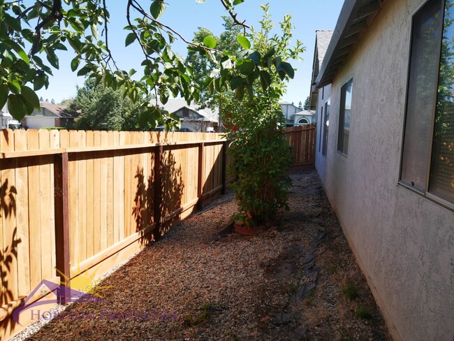 Building Photo - Bright 3 Bed 2 Bath 1,477 Sq. Ft. Sacramen...
