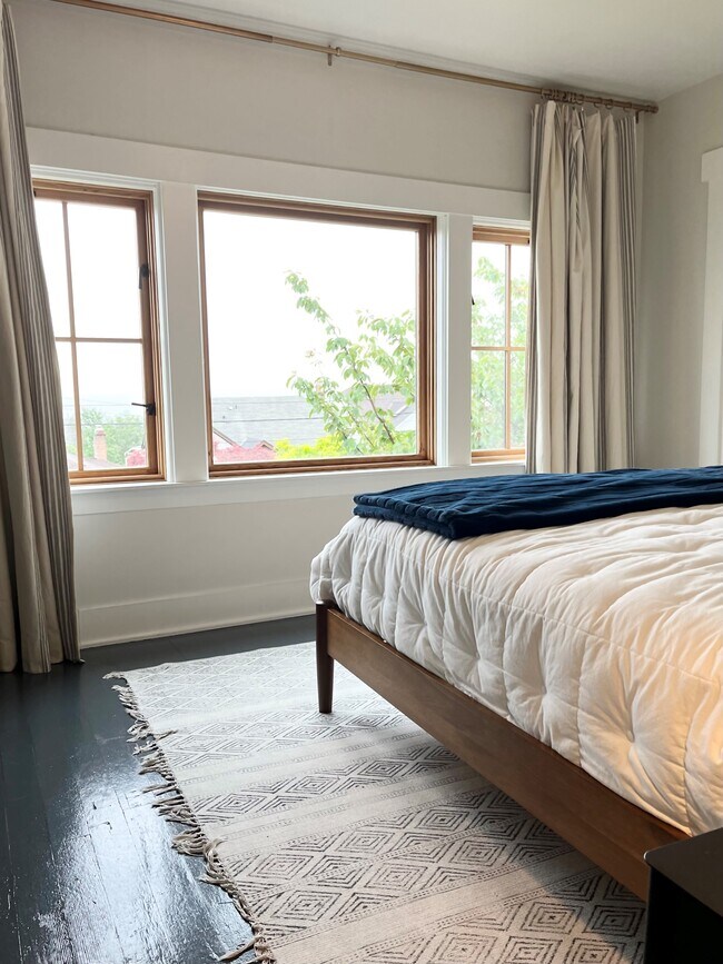 Building Photo - 3029 19th Ave S