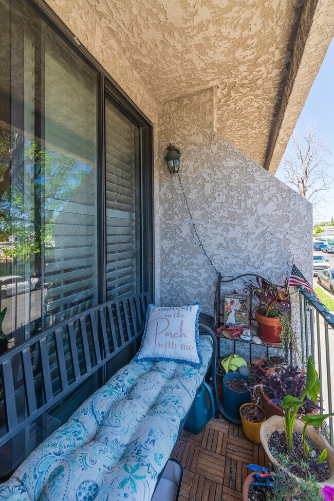 Building Photo - 7211 Cozycroft Ave