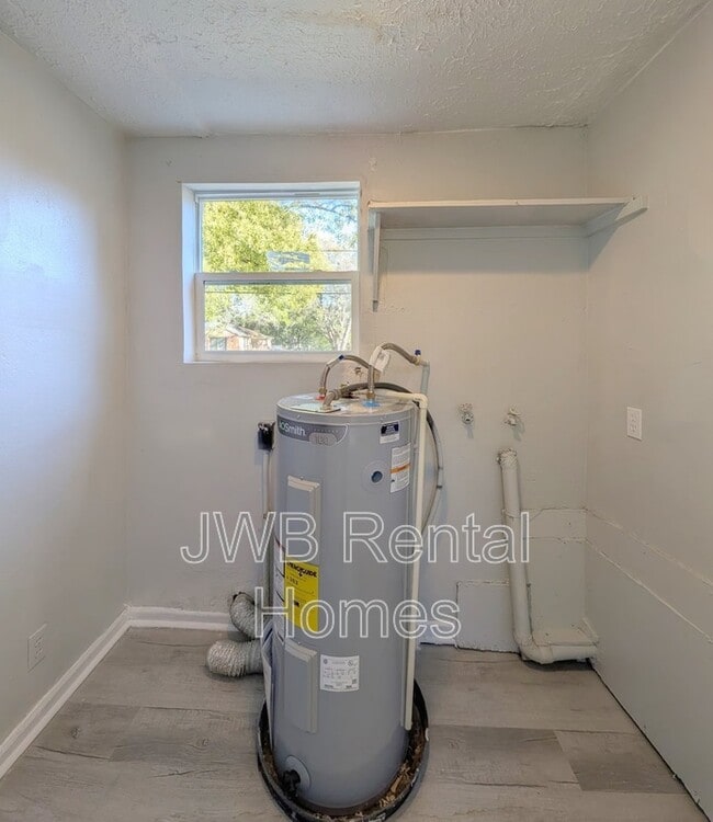 Building Photo - 3324 N Davis St