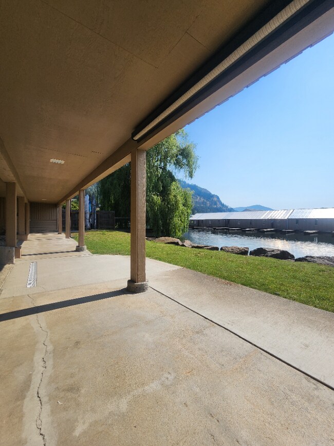 Building Photo - Bayview Lakeside Charmer