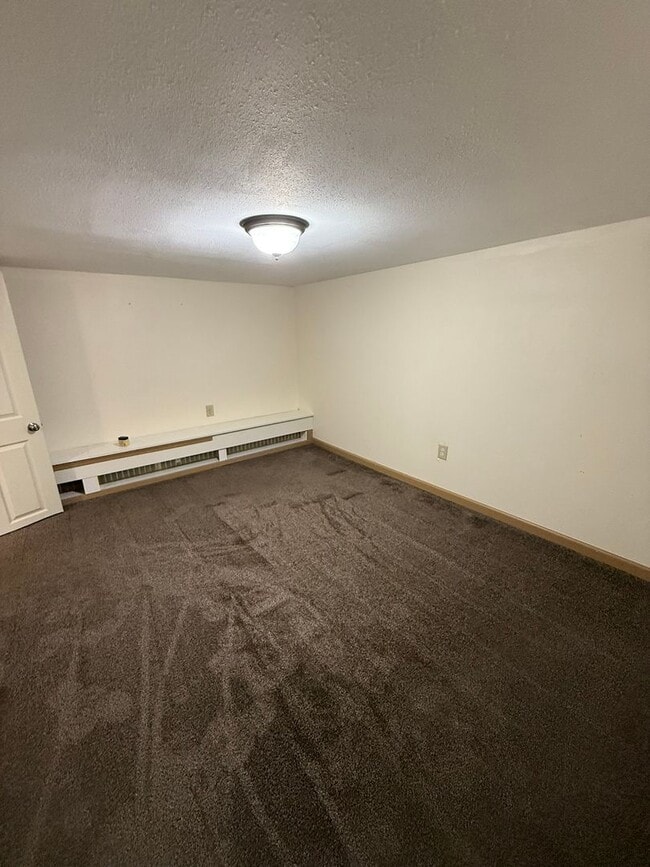 Building Photo - 870 E Main St