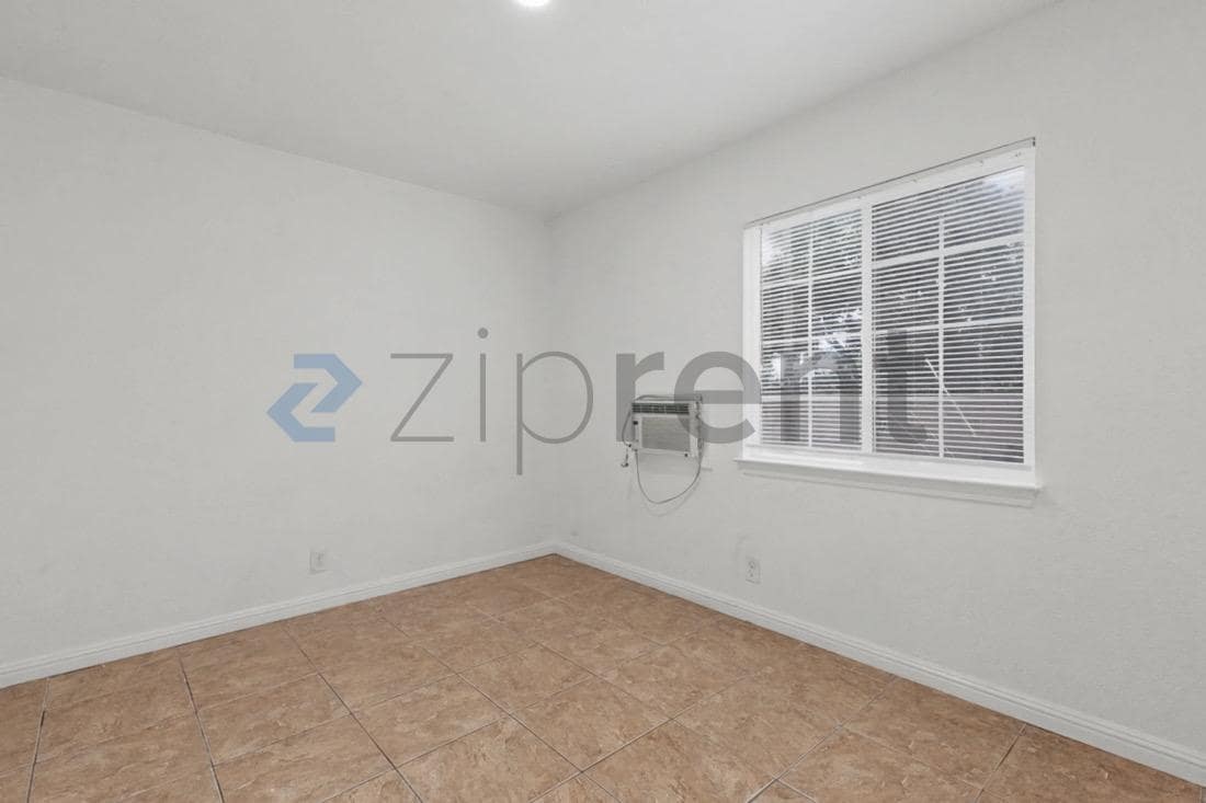 Building Photo - 1653 Robin Hood Ct