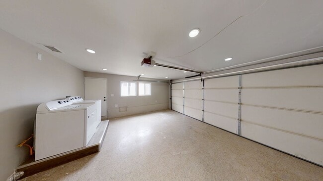 Building Photo - 4BD/2 BA Close Walk to Campus (Lease out, ...