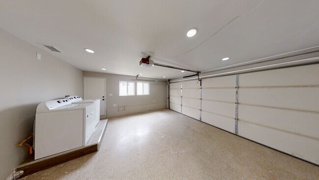 Building Photo - 4BD/2 BA Close Walk to Campus