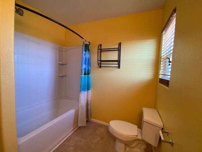 Building Photo - COZY 3 BEDROOM / 2.5 BATH HOME