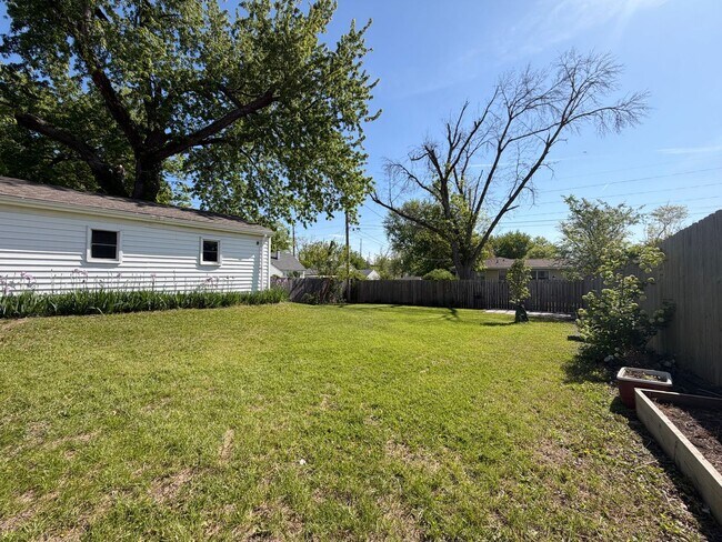 Building Photo - $1,450 | 2 Bedroom 1 Bath Home | Washer & Dryer | Garage