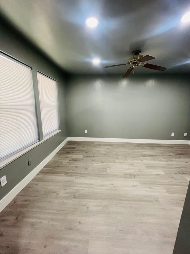 Building Photo - Completely Renovated 2-Bed/1.5 Bath Condo ...