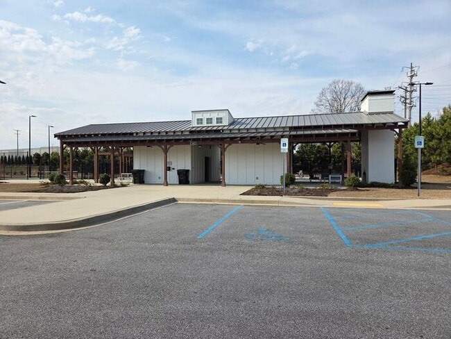 Building Photo - Beautiful and spacious! Ready for move in!