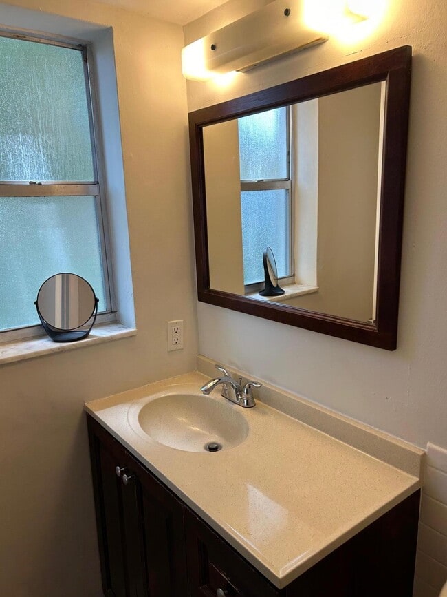 Building Photo - 1220 NE 3rd St