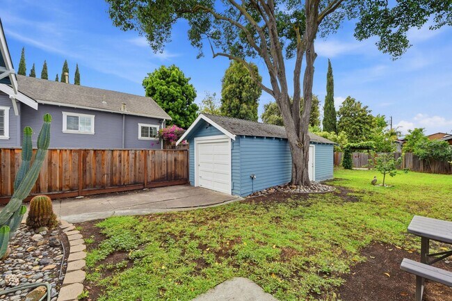 Building Photo - Cottage Style Home