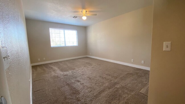 Building Photo - STUNNING 2 BEDROOM TOWN HOME IN HENDERSON!