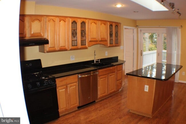 Building Photo - 5584 Queen Victoria Ct