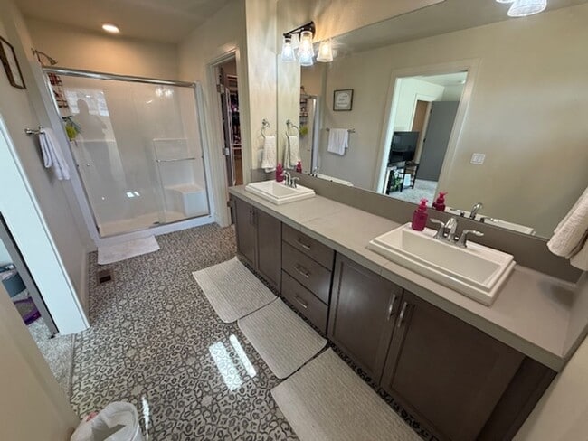 Building Photo - Available September 1, 3 bed 2.5 bath