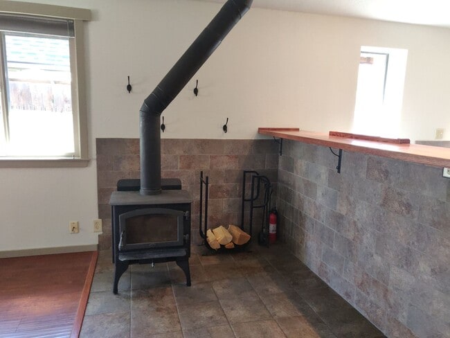 Building Photo - NW Bend 3x2 single-story hidden gem with huge fenced yard!